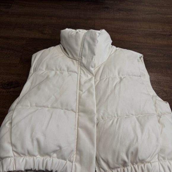 ZARA White Faux Leather Puffer Vest – Cropped - Picture 2 of 6